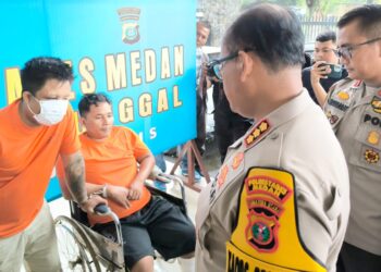 Kapolrestabes Medan, Kombes Pol Gidion Arif Setyawan S.H.M.Hum didampingi Kapolsek Sunggal, Kompol Bambang G Hutabarat S.H.M.H saat menghadirkan dua pelaku pencurian sepeda motor. (Foto Ist)