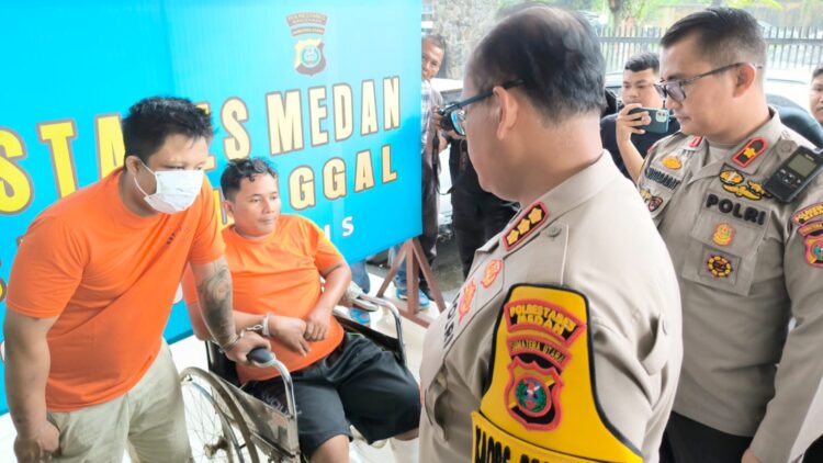 Kapolrestabes Medan, Kombes Pol Gidion Arif Setyawan S.H.M.Hum didampingi Kapolsek Sunggal, Kompol Bambang G Hutabarat S.H.M.H saat menghadirkan dua pelaku pencurian sepeda motor. (Foto Ist)