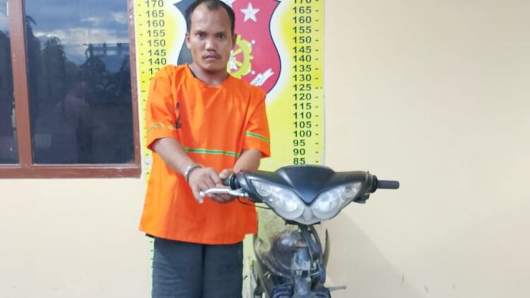 Pelaku Curanmor, Saut Parulian Nainggolan alias Saut beserta barang bukti diamankan di Polseķ Perdagangan