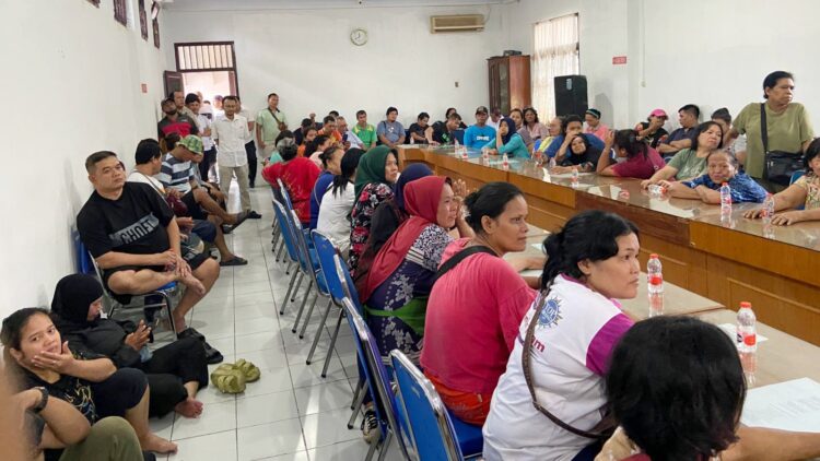 Ratusan pedagang Pasar Petisah unjuk rasa ke Kantor PD Pasar Medan. (Foto Ist)