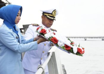 Danlanal TBA, Letkol Laut (P) Wido Dwi Nugraha serta diikuti Ketua Cabang 7 Korcab I DJAI, Ny. Fina Wido Dwi Nugraha tabur bunga dari atas Kapal Pandang I-1-72.