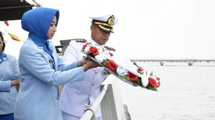 Danlanal TBA, Letkol Laut (P) Wido Dwi Nugraha serta diikuti Ketua Cabang 7 Korcab I DJAI, Ny. Fina Wido Dwi Nugraha tabur bunga dari atas Kapal Pandang I-1-72.