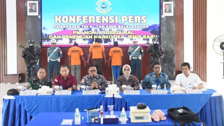 Danlanal TBA Letkol Laut (P) Wido Dwi Nugraha pimpin konfrensi pers