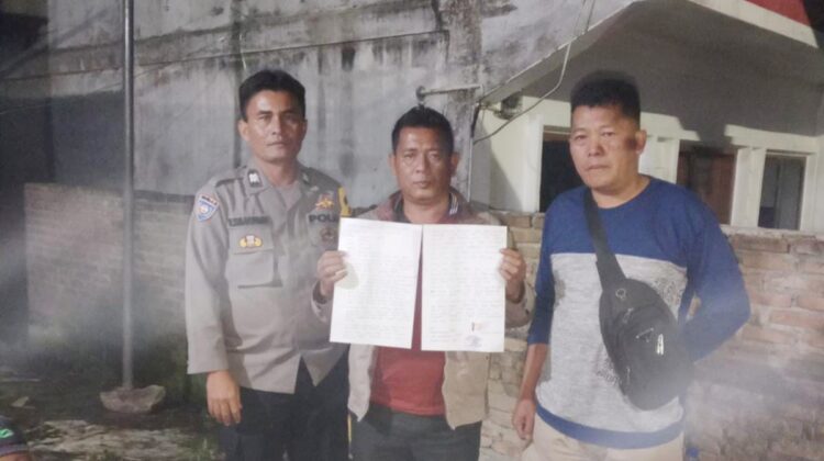 Sukandar Damanik, putra kandung korban tunjukkan surat pernyataan tidak dilakukan autopsi