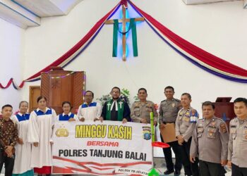 AKP L. Hutapea berikan peralatan kebersihan di Gereja HKI Jl. F.L. Tobing