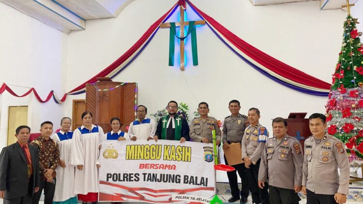 AKP L. Hutapea berikan peralatan kebersihan di Gereja HKI Jl. F.L. Tobing