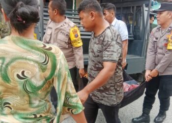 Kanit Reskrim Polseķ Siantar Utara IPDA Hotlan Aritonang bersama personil saat evakuasi jenajah korban Mangapul Sihaloho kerumah keluarganya