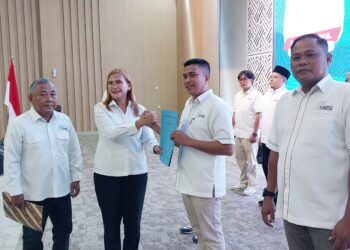 Ketua SMSI Provinsi Sumut Erris J Napitupulu dan Sekretaris Ariadi menyerahkan Surat Keputusan (SK) kepengurusan kepada Ketua SMSI Batubara Alpian S.Sos.I, MH.I