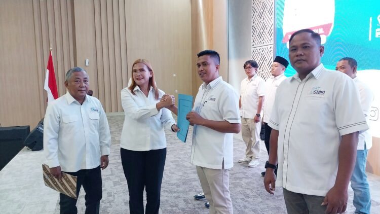 Ketua SMSI Provinsi Sumut Erris J Napitupulu dan Sekretaris Ariadi menyerahkan Surat Keputusan (SK) kepengurusan kepada Ketua SMSI Batubara Alpian S.Sos.I, MH.I