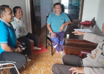 Bhabinkamtibmas Kelurahan Toba Aipda Eko Silalahi saat lakukan mediasi terhadap ibu Boru Panjaitan dan Bapak Sihaloho