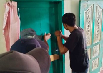 Personil Polseķ Tanah Jawa bersama warga saat buka paksa pintu kamar korban
