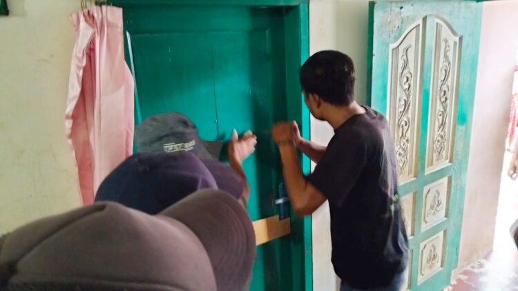 Personil Polseķ Tanah Jawa bersama warga saat buka paksa pintu kamar korban