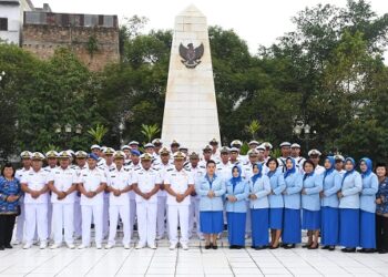 Pangkalan TNI Angkatan Laut Tanjung Balai Asahan (TBA) dipimpin Palaksa Mayor Laut (P) Ependi Sihombing bersama Jalasenastri Cabang 7 Kotcab I DJA I melaksanakan ziarah