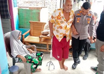 Kapolsek Teluk Nibung AKP Rinaldi SH. MH berikan bantuan tongkat dan sembako kepada bapak Haidir Sinaga