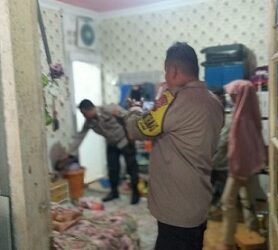 Personil Polsek Datuk Bandar saat olah TKP