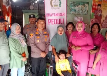 Kapolsek Teluk Nibung AKP Rinaldi SH. MH bersama anggota dan Pengurus Bhayangkari Ranting saat berikan bantuan