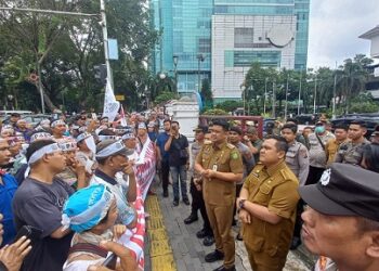 Wali Kota Medan, Bobby Nasution menemui pedagang Pasar Petisah yang menolak pemasangan portal. (Foto Romulo)