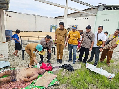 Personil piket Polsek Tanah Jawa menyaksikan pemeriksaan luar jenajah Josep Sihite