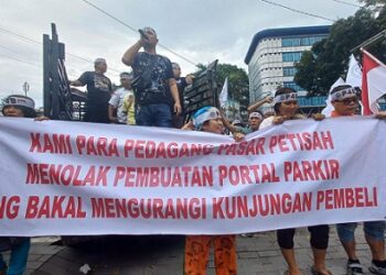 Aksi pedagang Pasar Petisah yang menolak pemasangan portal. (Foto Romulo)