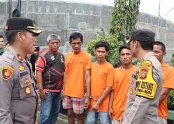 Wakapolrestabes Medan, AKBP Taryono Raharja saat paparan kasus pencurian ponsel di depan pintu Tol Bandar Selamat, Kecamatan Medan Tembung dengan menghadirkan para tersangka. (Foto Ist)