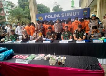 Kapolrestabes Medan Kombes Pol Gidion Arif Setyawan didampingi Walikota Medan Bobby Afif Nasution, Dan Pomdam 1 Bukit Barisan, Kajari Medan, Dandim 02/01 Medan, ,Kabid Propam Polda Sumut dan pejabat lainnya saat paparan hasil tangkapan narkoba. (Foto Ist)