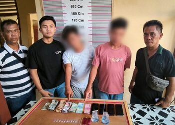 Kedua pelaku, AM dan EP beserta barang bukti diapit Kanit Reskrim IPDA Gagas Dewanta Aji S.Tr.K bersama tim di Polsek Bangun