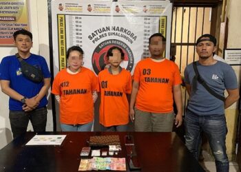 Sepasang kekasih itu, Dewi Sartika Arlia dan Roni Agape Sitanggang dan siswi SMA LF beserta barang bukti diapit Sat Narkoba Polres Simalungun