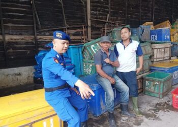 Kasubnitbinmasair Bripka Juanda sambangi nelayan di Gudang Ikan Jalan Yosudarso