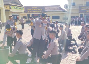 Kapolres Tanjung Balai AKBP Yon Edi Winara SH, SIK, MH mandikan air kembang sambut 15 Bintara Remaja