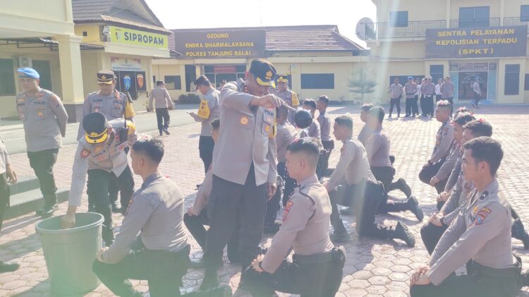 Kapolres Tanjung Balai AKBP Yon Edi Winara SH, SIK, MH mandikan air kembang sambut 15 Bintara Remaja