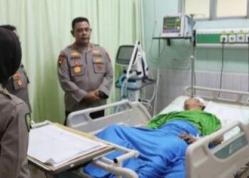 Kapolda Sumut, Irjen Whisnu Hermawan Februanto menjenguk Bripka Bagus anggota Satres Narkoba Polresta Deliserdang yang ditembak ketika berusaha menangkap bandar narkoba di kawasan Percut Seituan. (Foto Ist)