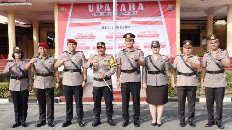 Kapolres Pematangsiantar AKBP Yogen Heroes Baruno SH. SIK photo bersama Pejabat lama