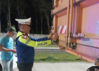 Sat Lantas Polres Simalungun Pasang Stiker Skot Light di Truk Cegah Kecelakaan Tabrak Belakang