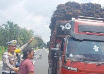 Kasat Lantas Polres Simalungun, AKP Jonni Fatiaro H Sinaga, SH saat lakukan pengawasan ODOL