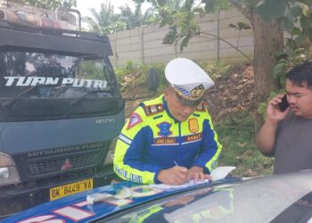 Kasat Lantas AKP Jonni Fatiaro H Sinaga, SH saat lakukan penindakan