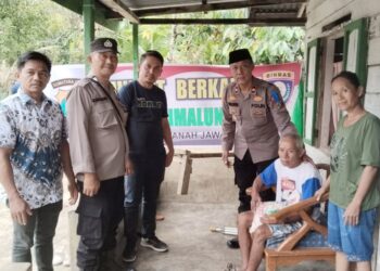 Kapolsek Tanah Jawa Kompol Asmon Bufitra, S.H., M.H bersama jajarannya salurkan bantuan kepada Pak Kasiman