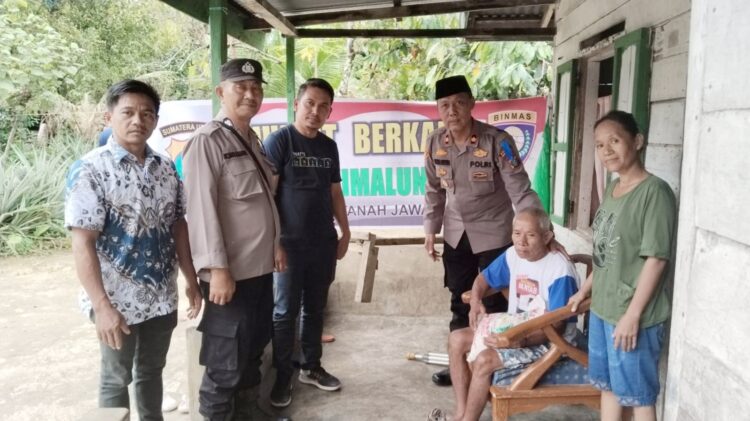 Kapolsek Tanah Jawa Kompol Asmon Bufitra, S.H., M.H bersama jajarannya salurkan bantuan kepada Pak Kasiman