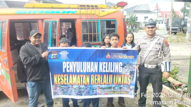Kaposlantas Saribudolok Brigadir M. Safii Saragih melaksanakan penyuluhan Lalulintas kepada pelajar di Simpang Tiga Runggu