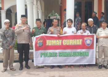 Kasat Binmas AKP Esron Siahaan SH dan Kapolsek Tanah Jawa Kompol Asmon Bufitra SH. MH photo bersama jemaah Masjid Uswatum Balimbingan