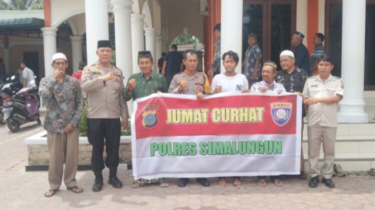 Kasat Binmas AKP Esron Siahaan SH dan Kapolsek Tanah Jawa Kompol Asmon Bufitra SH. MH photo bersama jemaah Masjid Uswatum Balimbingan