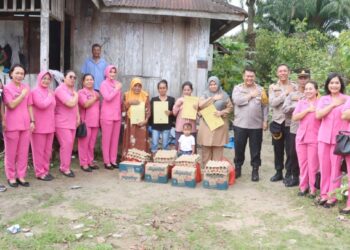 Kapolres AKBP Choky Sentosa Meliala, S.I.K., S.H., M.H berikan bantuan kepada warga kurang mampu di Kelurahan Pematang Tanah Jawa