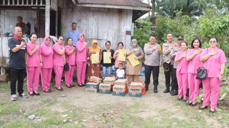 Kapolres AKBP Choky Sentosa Meliala, S.I.K., S.H., M.H berikan bantuan kepada warga kurang mampu di Kelurahan Pematang Tanah Jawa