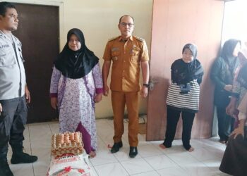 Bhabinkamtibmas Kelurahan Martoba AIPTU B. Purba melaksanakan monitoring pembagian Bantuan Pangan Non Tunai (BPNT) untuk Kelurahan Martoba.