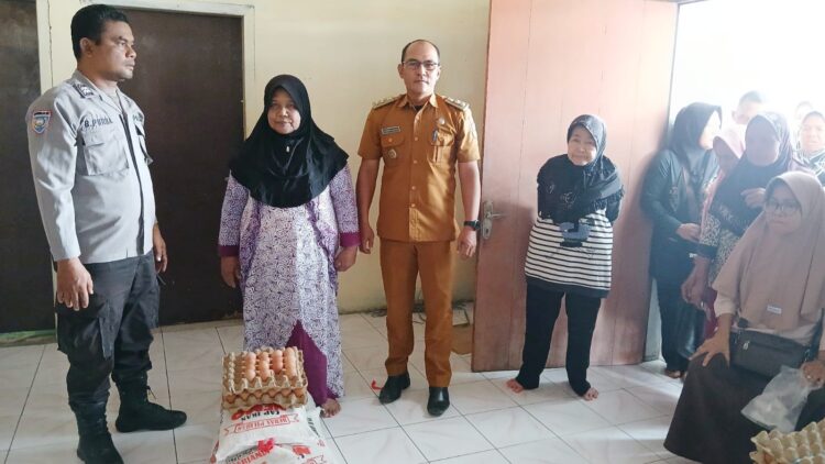 Bhabinkamtibmas Kelurahan Martoba AIPTU B. Purba melaksanakan monitoring pembagian Bantuan Pangan Non Tunai (BPNT) untuk Kelurahan Martoba.