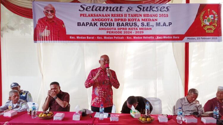 Anggota DPRD Kota Medan, Robi Barus saat Reses II Tahun Sidang 2025 di Jalan Setia Luhur, Kelurahan Dwikora, Kecamatan Medan Helvetia, Minggu (Foto Ist)