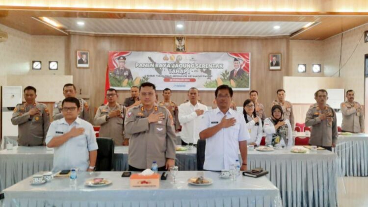 Kapolres Simalungun AKBP Choky Sentosa Meliala, S.I.K., S.H., M.H beserta jajaran pejabat utama mengikuti secara virtual kegiatan Panen Raya Serentak Tahap I