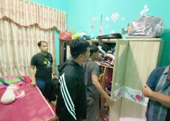 Kanit 2 Sat Resnarkoba IPDA Proom Pimpa Siahaan SH pimpin penggeledahan