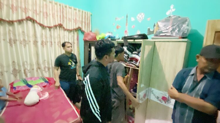 Kanit 2 Sat Resnarkoba IPDA Proom Pimpa Siahaan SH pimpin penggeledahan