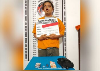 Tersangka RS dan barang bukti diamankan ruangan Sat Resnarkoba Polres Pematangsiantar.