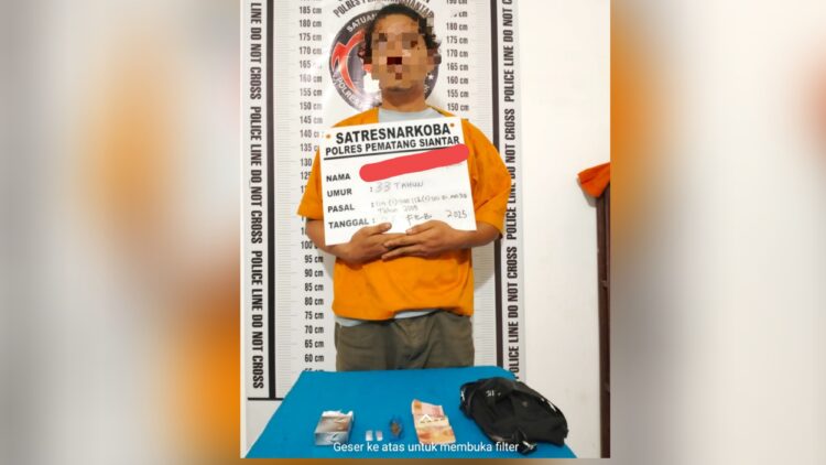 Tersangka RS dan barang bukti diamankan ruangan Sat Resnarkoba Polres Pematangsiantar.